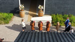 Dragers met kist op de schouders