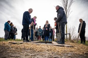 Samen de kist van de overledene laten dalen met touwen tijdens de begrafenis in de natuur op de begraafplaats.