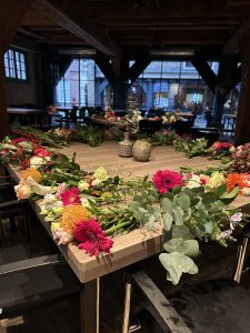 Boeketjes gemaakt van de meegebrachte bloemen voor het afscheid in Enkhuizen.