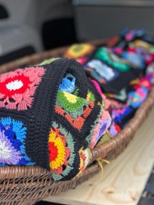 Thuis afscheid, opgebaard in mand met eigen gehaakte sprei.