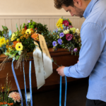 Symbolisch afscheid met lintenritueel