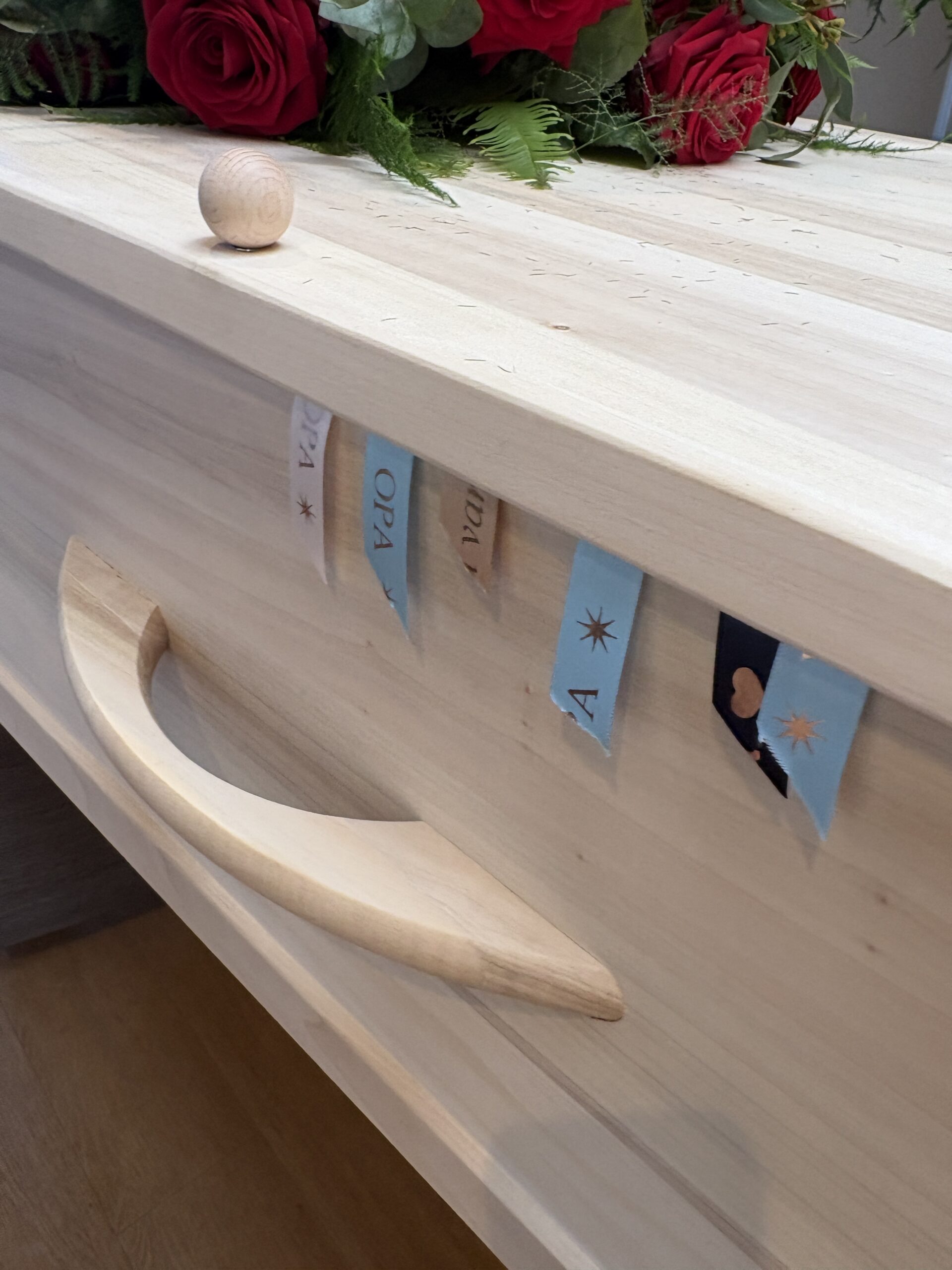Lintenritueel met afgeknipte lintjes hangen uit de kist